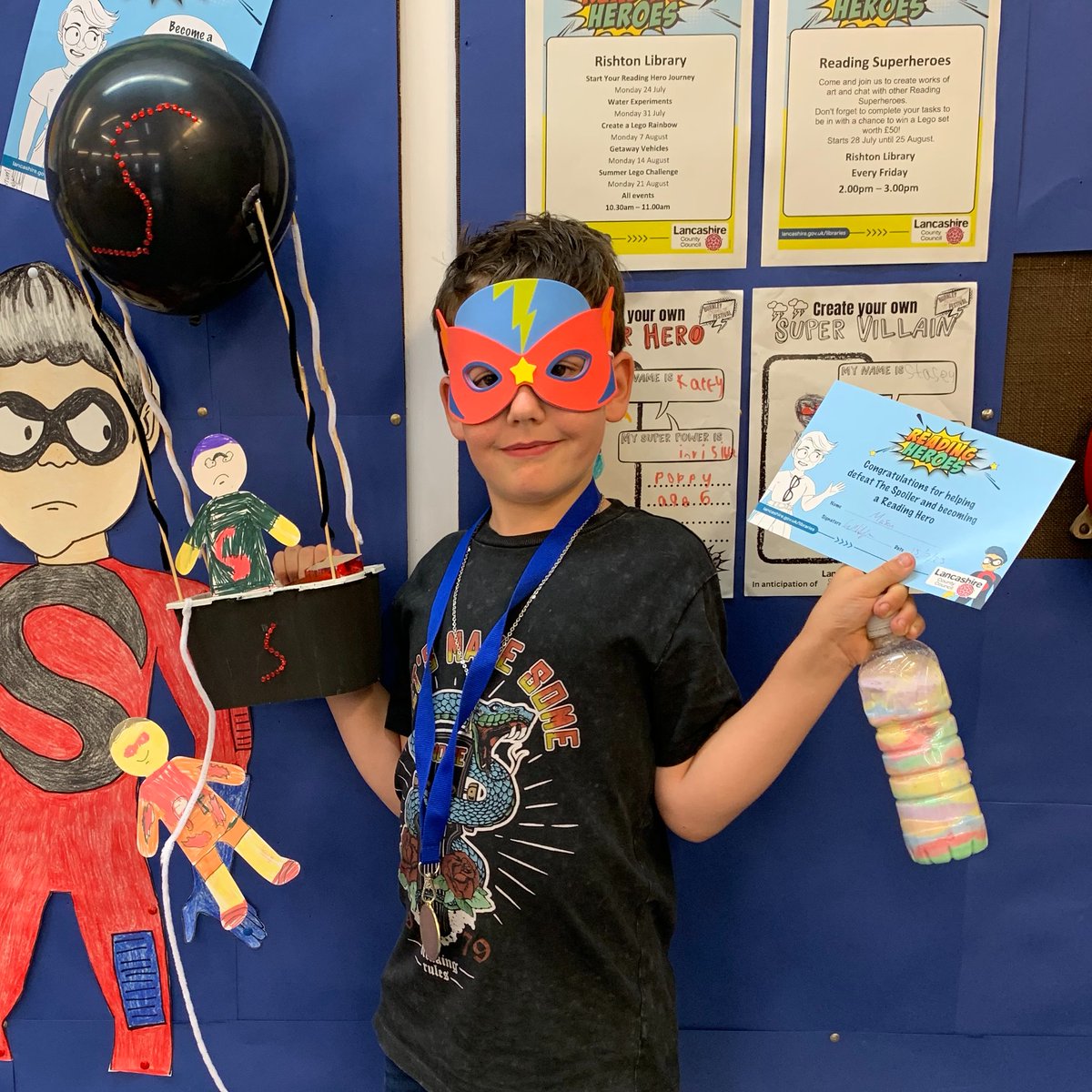 LancsLibraries's tweet image. Huge well done to Mason also known as Power Fire from #RishtonLibrary for becoming a Reading Hero and crafting an ingenious rainbow as well as an amazing hot air balloon escape vehicle for The Spoiler!
Get involved here
lancashire.gov.uk/libraries-and-…
#LancsReadingHeroes