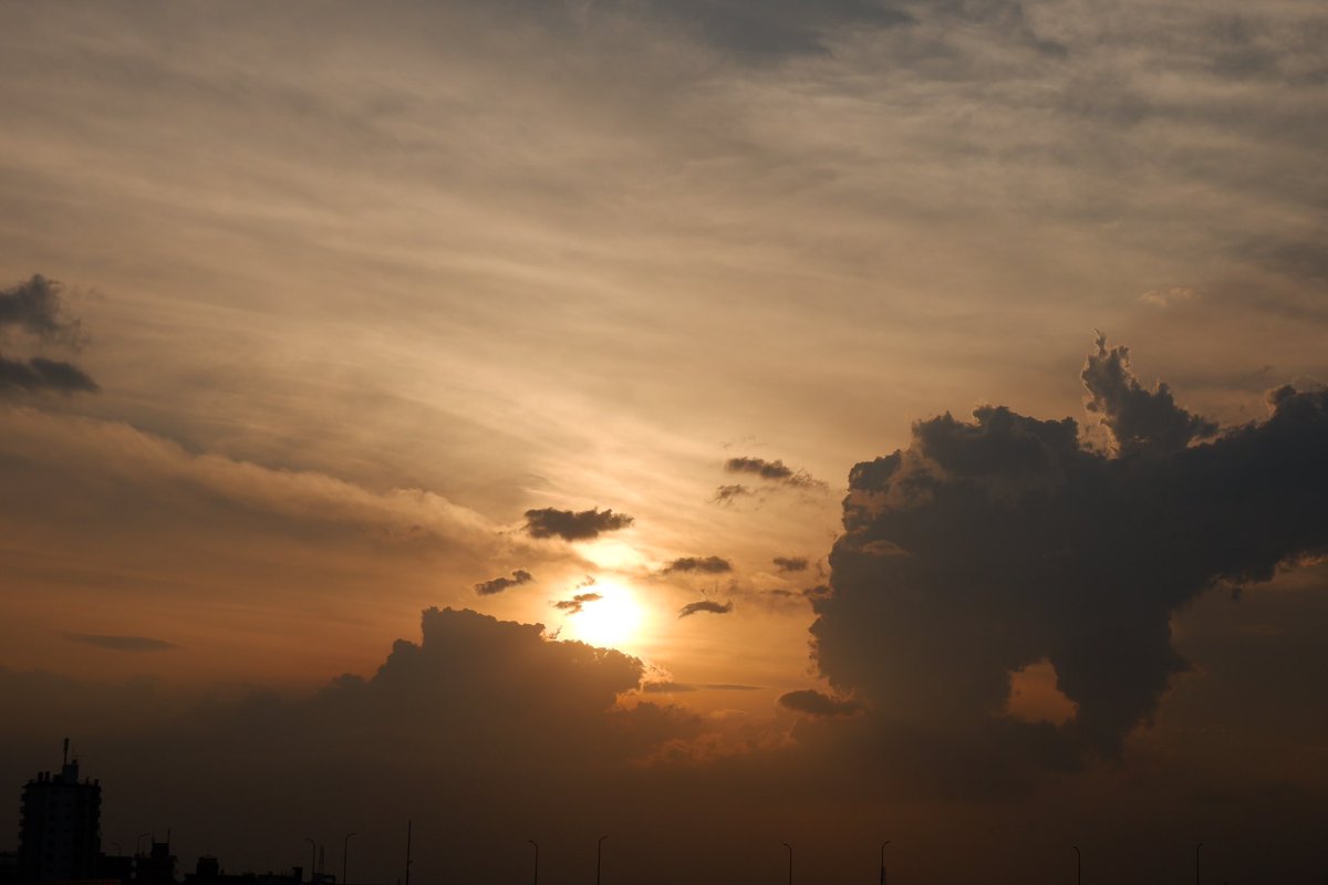 夕陽と雲

#夕陽 #夕日 #夕方 #夕焼け #オレンジ #雲 #くも #影 #かげ #空 #そら #写真 #写真好きな人と繋がりたい #sunset #cloud #orange #shadow #sky #sunsetsky #photo #photography #photooftheday #nft #opensea