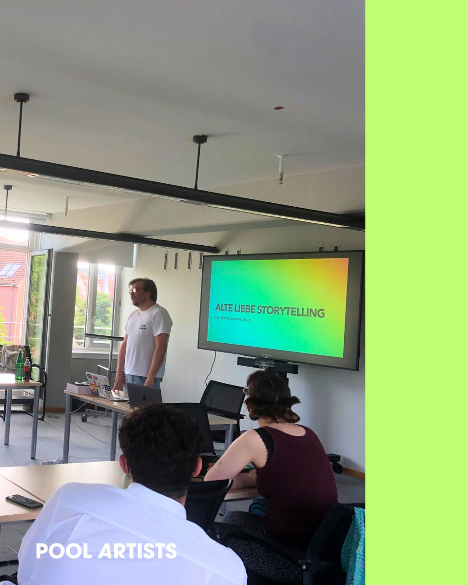 Wir haben das Abschlussprojekt des 40. Jahrgangs an der <a href="/Nannenschule/">Henri-Nannen-Schule</a> in Hamburg betreut und durften Studierende dabei unterstützen, ihre eigenen Podcasts zu produzieren. 🎙️ Mit dabei waren <a href="/lisa_hertwig/">Lisa Hertwig</a>, <a href="/Nilzenburger/">Nilz 'Foppapedretti Supergulliver' Bokelberg</a>, Paula Georgi, Katrin Nachbar und <a href="/salvanize/">Salvan Joachim</a>. ✒️ #poolartists