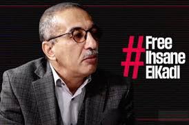 #Algérie : il y a un mois était prononcée la condamnation injuste &amp; choquante du journaliste Ihsane El Kadi à 5 ans de prison ferme. Sa place n’est pas en prison. 
RSF appelle les autorités 🇩🇿à mettre fin à ce harcèlement judiciaire indigne et à le libérer immédiatement.