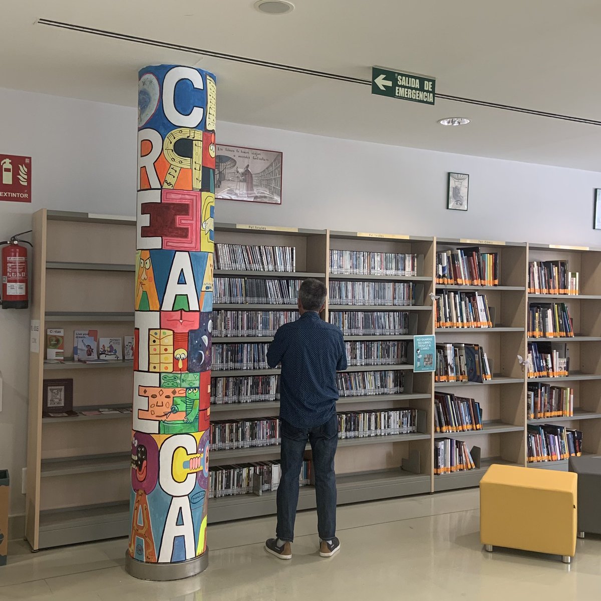 memecoinindexot's tweet photo. El vicerector d'investigació, Carlos Hermenegildo, inaugura la #Createca, un espai per a la creació on els estudiants poden explorar una varietat d'eines i materials per a construir i crear els seus propis projectes escolars #FacMagisteri #BibliotecaEducacióUV https://t.co/e5XhYOgx90