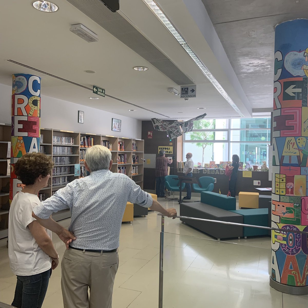 memecoinindexot's tweet photo. El vicerector d'investigació, Carlos Hermenegildo, inaugura la #Createca, un espai per a la creació on els estudiants poden explorar una varietat d'eines i materials per a construir i crear els seus propis projectes escolars #FacMagisteri #BibliotecaEducacióUV https://t.co/e5XhYOgx90