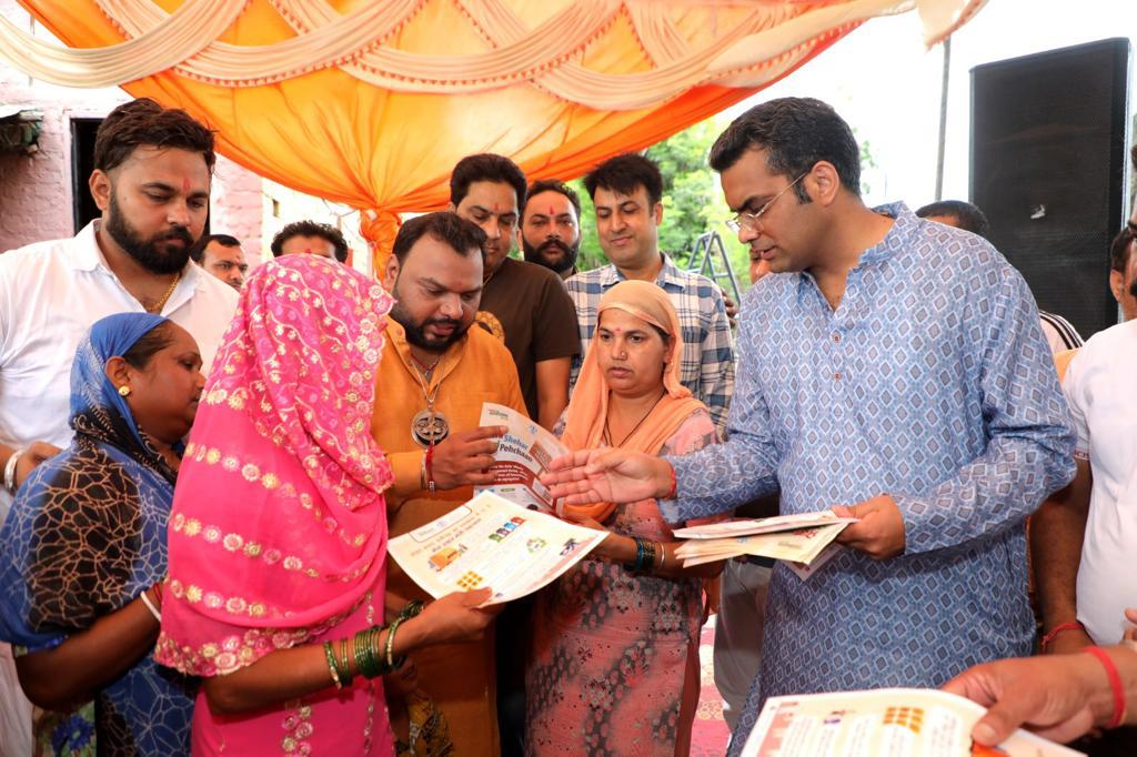 gupta_anup's tweet image. श्री कन्हैया मित्तल जी और किशनगढ़ गांव के लोगों के साथ स्वच्छता रैली की गई जिसमें लोगों में कूड़े को अलग अलग करने के प्रति जागरूकता फैलाई गई

#SwachhSurvekshan2023 
#MeraShaharMeriPehchan
#WasteSegregation
#🔵🟢🔴⚫