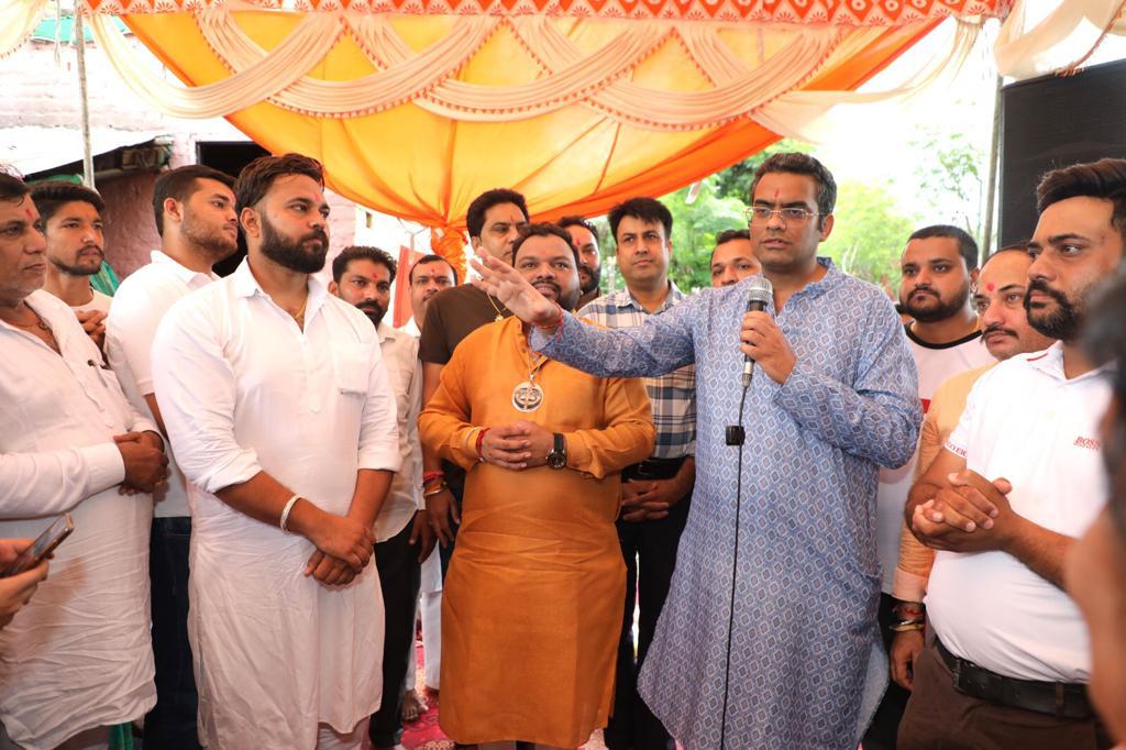 gupta_anup's tweet image. श्री कन्हैया मित्तल जी और किशनगढ़ गांव के लोगों के साथ स्वच्छता रैली की गई जिसमें लोगों में कूड़े को अलग अलग करने के प्रति जागरूकता फैलाई गई

#SwachhSurvekshan2023 
#MeraShaharMeriPehchan
#WasteSegregation
#🔵🟢🔴⚫