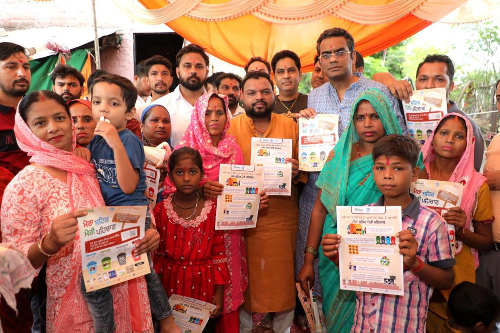 gupta_anup's tweet image. श्री कन्हैया मित्तल जी और किशनगढ़ गांव के लोगों के साथ स्वच्छता रैली की गई जिसमें लोगों में कूड़े को अलग अलग करने के प्रति जागरूकता फैलाई गई

#SwachhSurvekshan2023 
#MeraShaharMeriPehchan
#WasteSegregation
#🔵🟢🔴⚫