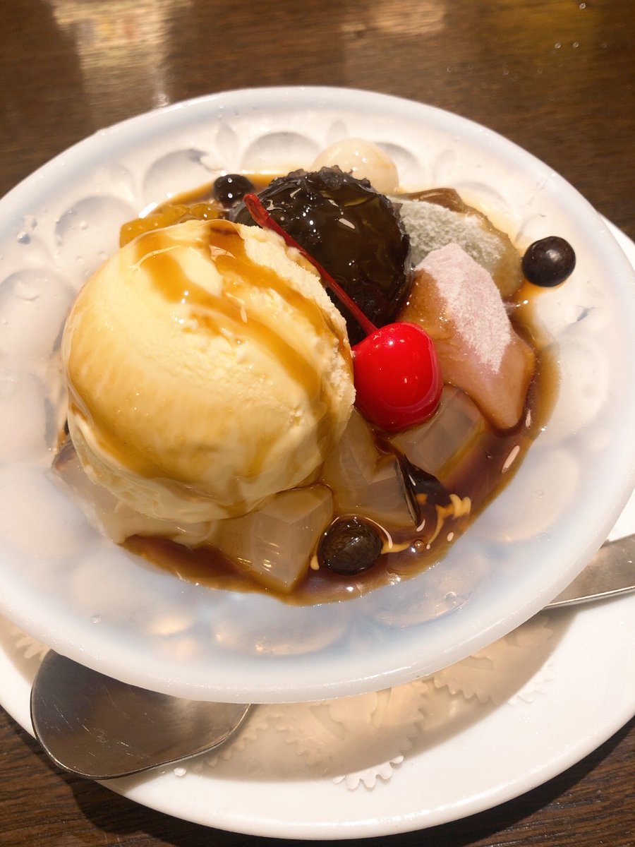 体温より高い
この茹だる様な暑さ
幼い頃…
水浴び
メロン味、苺味のかき氷
みんなで舌を出して色にビックリ笑い
縁側でスイカを食べながら種飛ばし
扇風機の前を陣取り、あ〰️あ〰️
時折、蚊帳をはって…
楽しかったなぁ～
あの頃は
夏が大好きだった
セピア色…