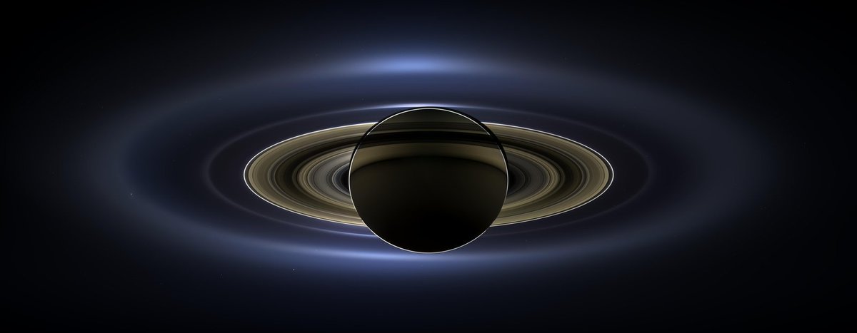 EricLagadec's tweet photo. Cette image est sans doute l’une des plus extraordinaire jamais prise. Elle révèle l’étendue incroyable des anneaux qui s’étendent jusqu’à 240 000 kilomètre e la planète. Par endroits, ils ne sont épais que de quelques mètres. Mais c'est pas fini! On continue? 
Thread👇 https://t.co/hkeMDt9wgi