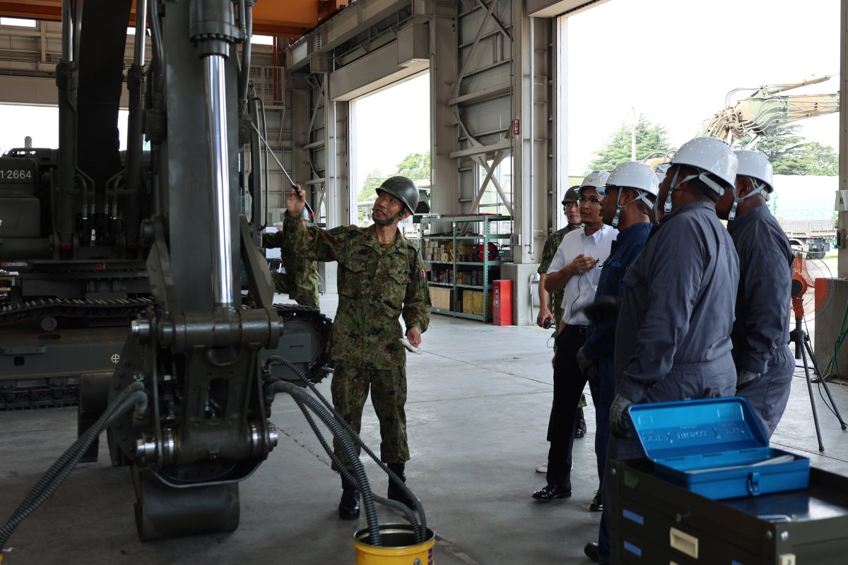 Japan_GSDF's tweet image. #JGSDF successfully conducted the #CBC project with #PNGDF at #Engineer School to enhance the PNG’s HA/DR capability. In addition to improving engineering equipment maintenance skills, participants have taken over the culture of Japanese-style “Sorting and Setting-in-order”.