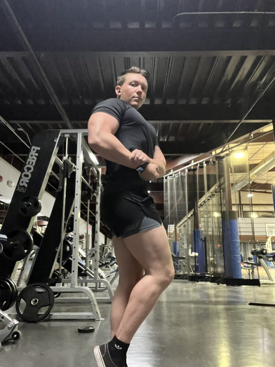 chaseelogan's tweet photo. 2 am lifts> https://t.co/eKDYueYCak