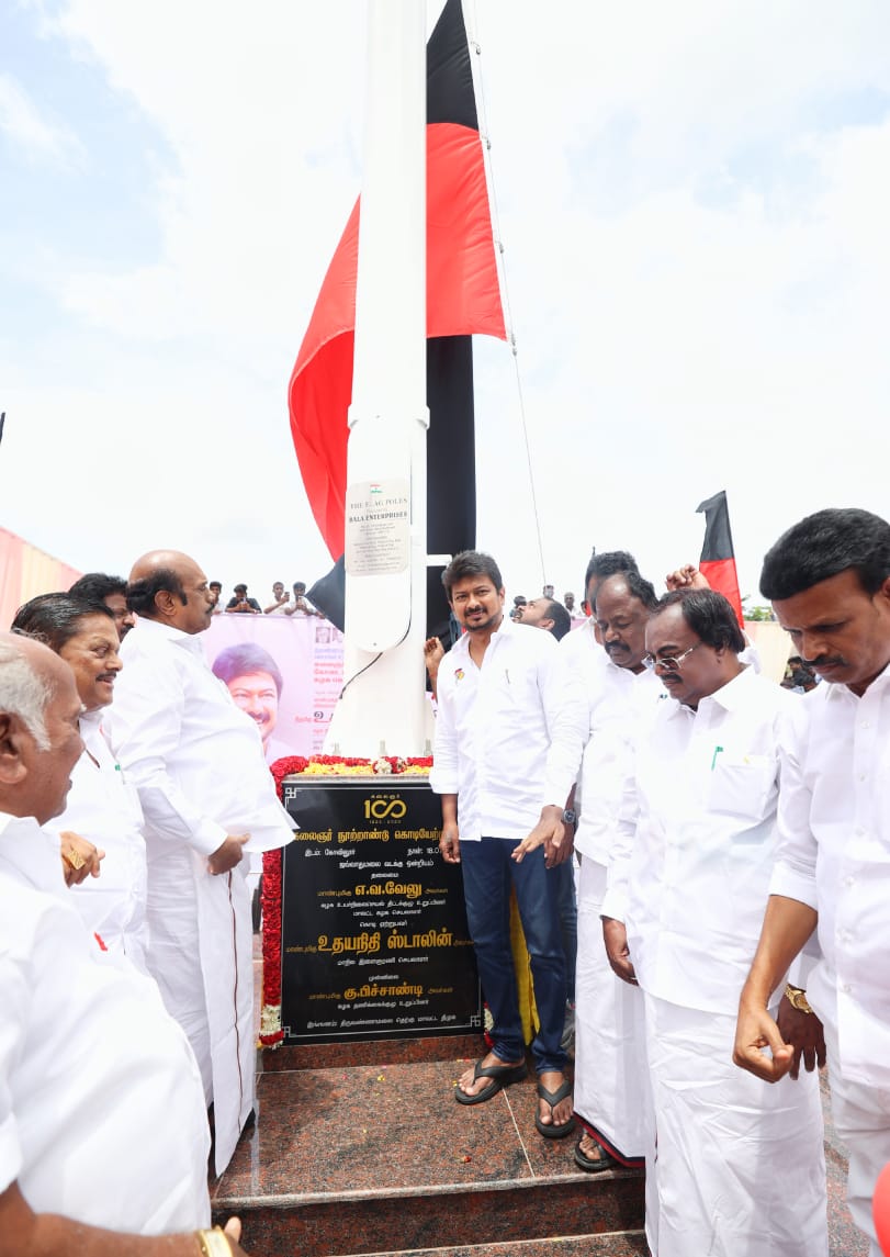Udhaystalin's tweet photo. சமூகநீதியும் – சமத்துவமும் தமிழ்நாட்டின் அடையாளமாக்கிய முத்தமிழறிஞர் கலைஞரின் நூற்றாண்டை முன்னிட்டு திருவண்ணாமலை தெற்கு மாவட்டக் கழகம் சார்பில் ஜவ்வாதுமலை வடக்கு ஒன்றியம், கோவிலூரில் கழகத்தின் இருவண்ணக் கொடியை இன்று ஏற்றி வைத்தோம். இந்தக்கொடியேற்ற விழாவின் போது உற்சாக வரவேற்பளித்த கழகத்தினர் – பொதுமக்களுக்கு என் அன்பும், நன்றியும். @evvelu  @PitchandiK #PSTSaravanan @CNAnnaduraiMP