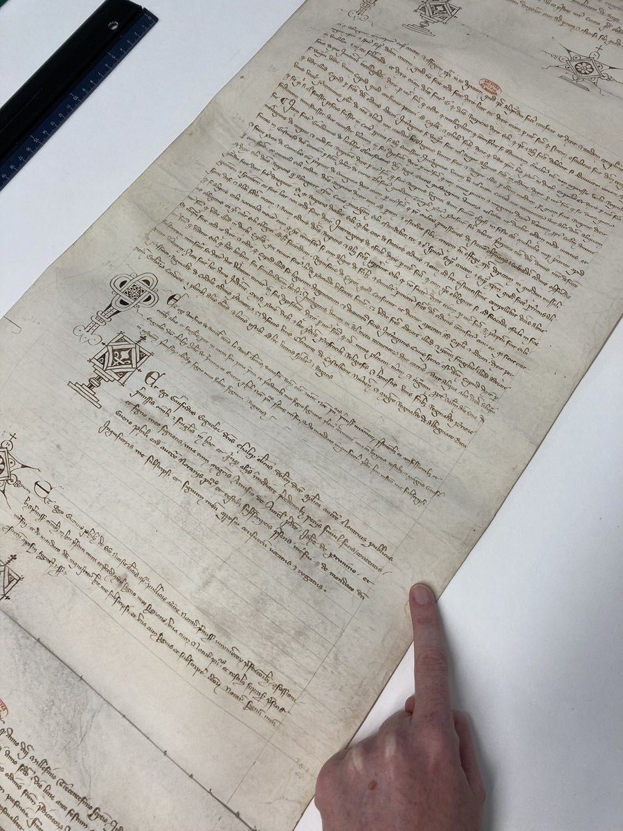 LucieWoruz's tweet image. Allé c’est l’heure de ressusciter le #TasVuMesDoigts (coucou @fred_manfrin) ☝️
Rouleau du procès des templiers, 1307. Quand même 22 mètres de long, et 44 biquettes 🐐📜 
@ArchivesnatFr J//413/18.