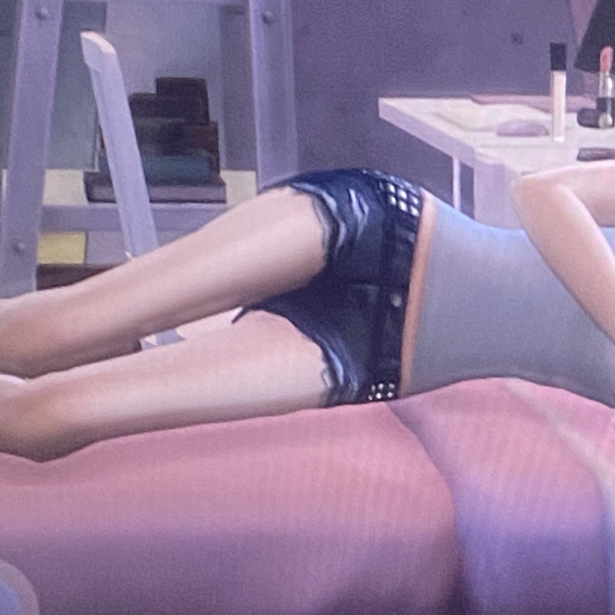 bunnichica's tweet image. SHE HAS A THIGH GAP WHILE LAYING DOWNNNN