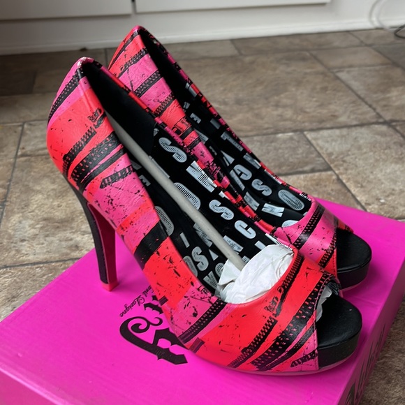 ld23012's tweet photo. So good I had to share! Check out all the items I'm loving on @Poshmarkapp #poshmark #fashion #style #shopmycloset #bcbgmaxazria #abbeydawn #sundry: https://t.co/7FMzeLuVUA https://t.co/2DfIP6g56g