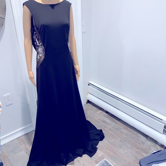 Clukee's tweet photo. So good I had to share! Check out all the items I'm loving on @Poshmarkapp #poshmark #fashion #style #shopmycloset #kuhl #jovani #asics: https://t.co/xQua2BBZD9 https://t.co/u9cumIPbol