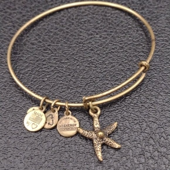 KCopying's tweet photo. So good I had to share! Check out all the items I'm loving on @Poshmarkapp #poshmark #fashion #style #shopmycloset #fashionjewelry #alexandani #josephribkoff: https://t.co/yd9woxKkCj https://t.co/o7doqyg533