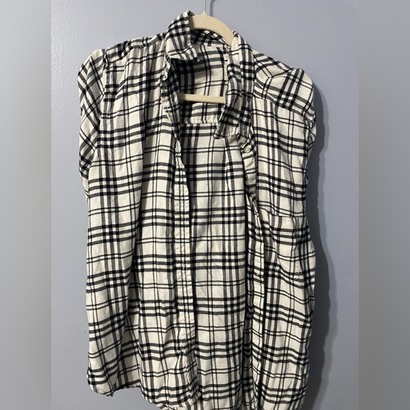 HangerLlc's tweet photo. So good I had to share! Check out all the items I'm loving on @Poshmarkapp #poshmark #fashion #style #shopmycloset #americaneagleoutfitters: https://t.co/auF1nMRiSD https://t.co/qevggWySgK