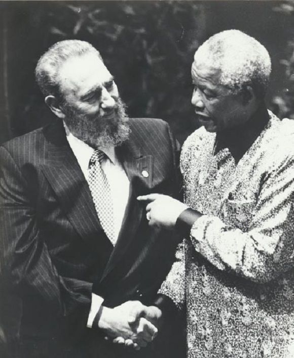 Buenos días en homenaje a Nelson Mandela, defensor de  la dignidad humana!

#FidelPorSiempre El apartheid es el capitalismo y el imperialismo en su forma fascista, y entraña la idea de razas superiores y razas inferiores”.

#DeZurdaTeam 
#MandelaVive