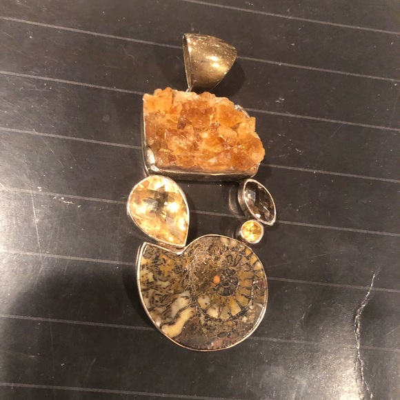 pugn's tweet photo. So good I had to share! Check out all the items I'm loving on @Poshmarkapp #poshmark #fashion #style #shopmycloset #favlux #vintage #catherinemalandrino: https://t.co/t9GGUmhWDg https://t.co/TcXfiqzdJz