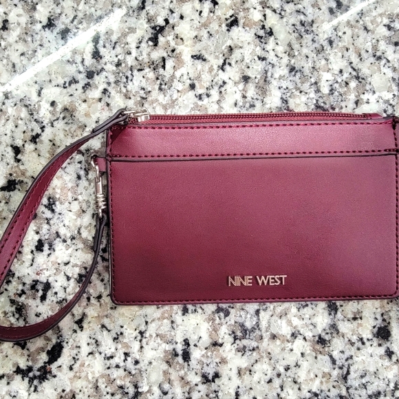 trendycircular's tweet photo. So good I had to share! Check out all the items I'm loving on @Poshmarkapp #poshmark #fashion #style #shopmycloset #ninewest #seebychloe #newdirections: https://t.co/Ix9kfBavpY https://t.co/ehM1NRiErS