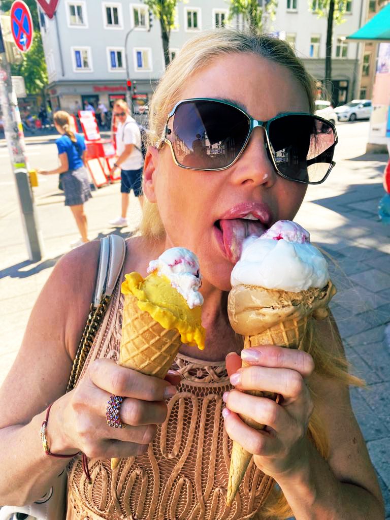 AliMente2018's tweet photo. Sexy-Mini-Flower-Power-Pop-Op-Cola, alles ist in #Afri-Cola🏝️🏖️ #Bluna #Sinalco #Ahoi-Brausepulver, Eislecken mit Genuss,alles Erinnerungen an eine heile Welt im #Freibad ohne Arschlöcher. https://t.co/LMgLoRdboh
