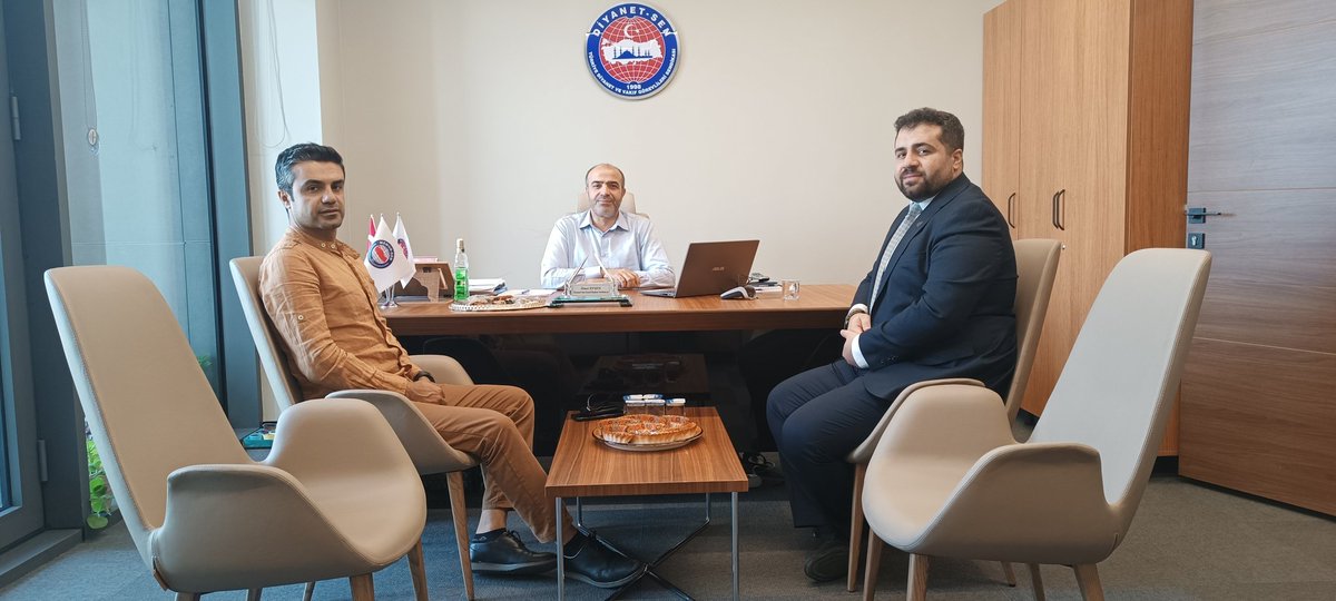 TRT Kürdi Ancormanı Hasan Ortaç ve kardeşi Seyda Abdüssamed Ortaç ziyaret ettiler. Şerefyab olduk.
<a href="/hesenortac/">hasanortac</a>
