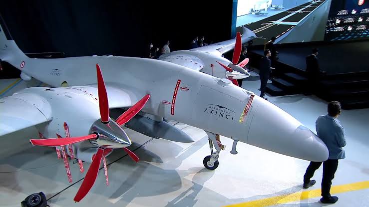 TÜRKİYE TARİHİNİN EN BÜYÜK SAVUNMA VE HAVACILIK İHRACATI 

🇸🇦🇹🇷Türkiye ve Suudi Arabistan arasında tarihi AKINCI TİHA anlaşması:

Haluk Bayraktar:

"Suudi Arabistan Savunma Bakanlığı ile Bayraktar AKINCI TİHA ihracatı ve iş birliği sözleşmesi imzaladık.    

Türkiye Cumhuriyeti