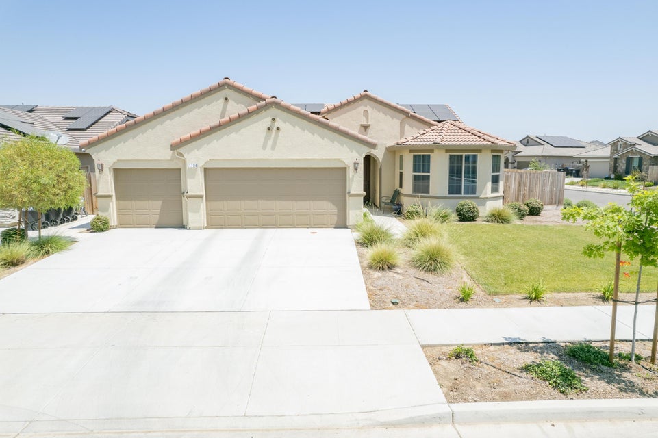 RobertCasarezJr's tweet photo. It's deals like this that hardly ever stay on the market! #beautifulhome #homesweethome  https://t.co/hKjhEM5EEf https://t.co/4XGCL2alUb