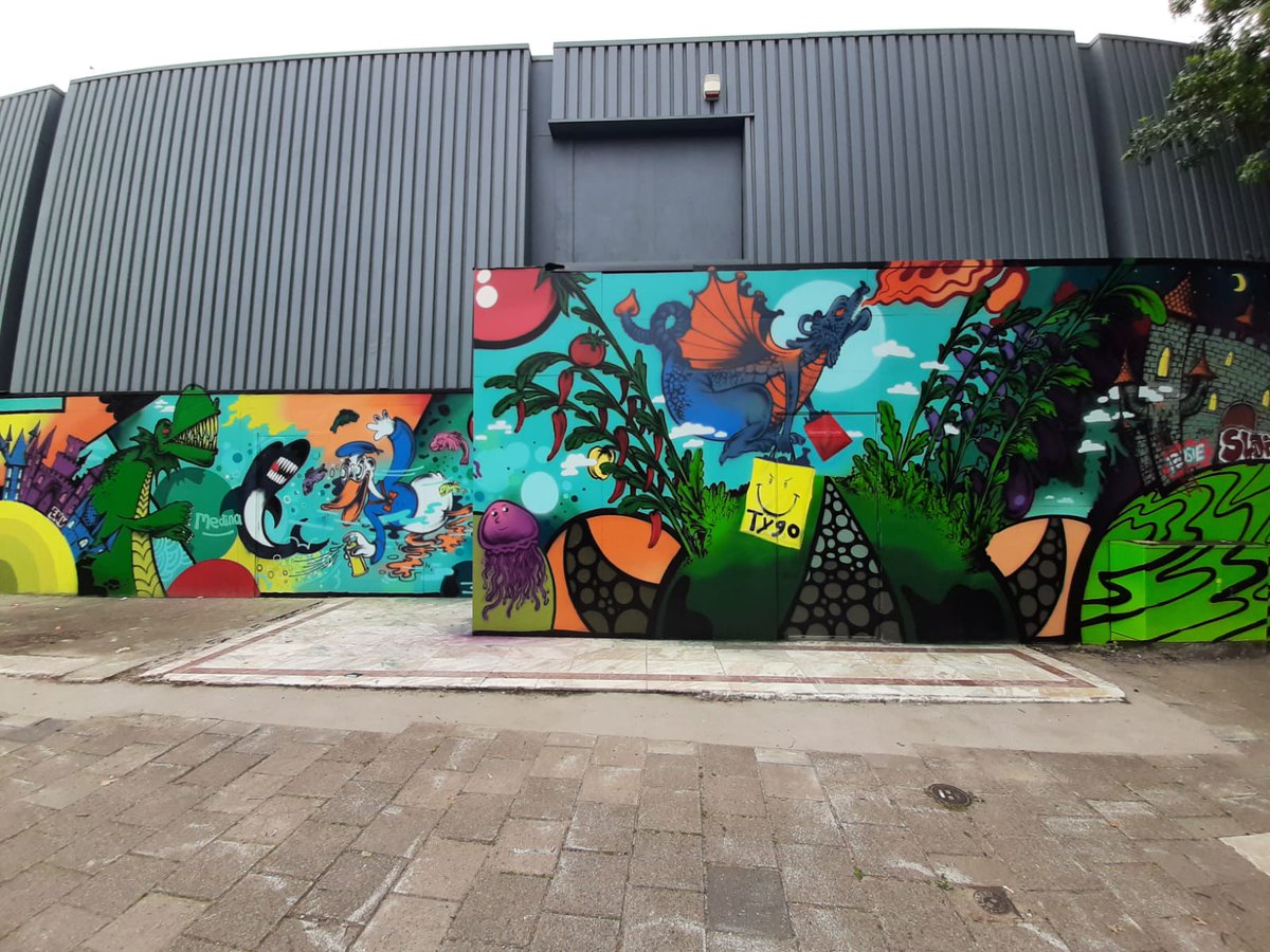 MosaicWorldEU's tweet image. Enkele creatieve scholieren, een enthousiaste #graffiti-artiest, en een likje verf is alles wat je nodig hebt om van een lelijke muur bij het #Kastelenplein in #Eindhoven weer een echte trekpleister te maken. 

Lees meer: mosaicworld.eu/nl-nl/news/ein…

 📸 via EMOVES