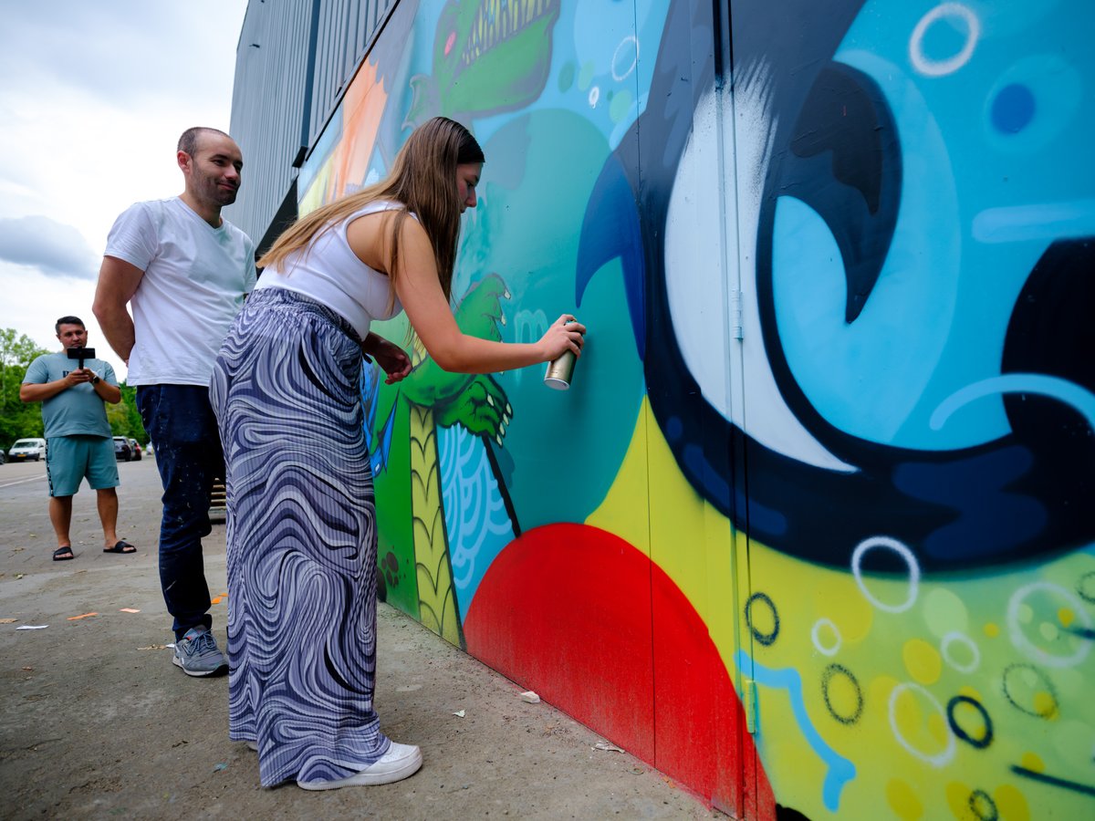 MosaicWorldEU's tweet image. Enkele creatieve scholieren, een enthousiaste #graffiti-artiest, en een likje verf is alles wat je nodig hebt om van een lelijke muur bij het #Kastelenplein in #Eindhoven weer een echte trekpleister te maken. 

Lees meer: mosaicworld.eu/nl-nl/news/ein…

 📸 via EMOVES