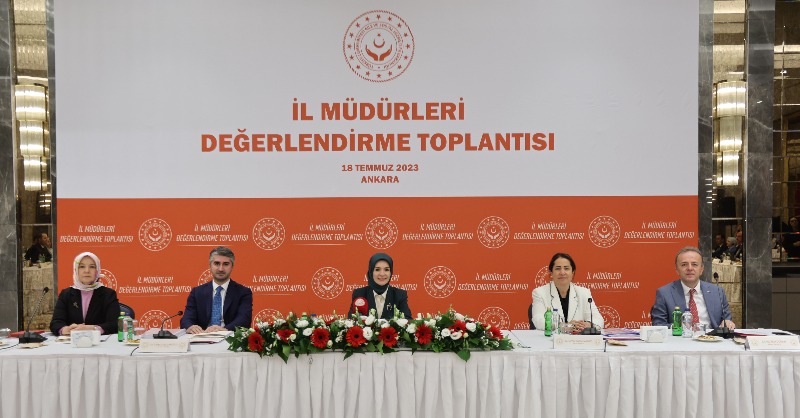tcailesosyal's tweet photo. Bakanımız Sn. Mahinur Özdemir Göktaş, 81 il müdürümüzle yeni dönem çalışmalarını değerlendirmek üzere bir araya geldi.

❝Aileyi merkeze alan bir vizyonu tanımlayacağız. Dezavantajlı grupların güçlenmesi için birlikte çalışacağız.❞

📍İl Müdürleri Değerlendirme Toplantısı,Ankara