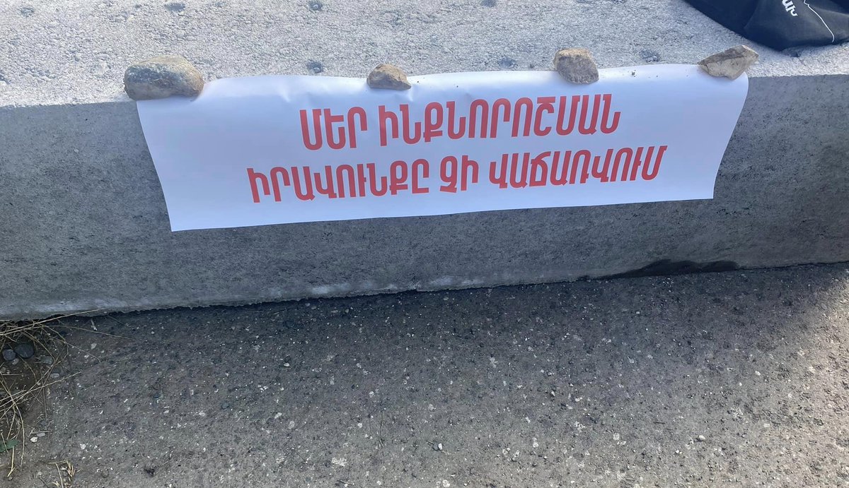 A group of residents of #Artsakh blocked the Askeran-Akna (Aghdam, which is under the control of the Azerbaijani Armed Forces) road in protest against the use of this route for the delivery of humanitarian goods. 1/2
#StopArtsakhBlockade