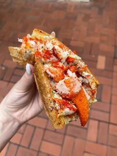 GilliansFoods12's tweet image. Nothing says summer like lobster rolls and who could forget @sooziethefoodie and her lobster roll on our #glutenfree #soyfree garlic bread?! Try one tonight or share your own Gillian's Foods garlic bread sandwich with us!