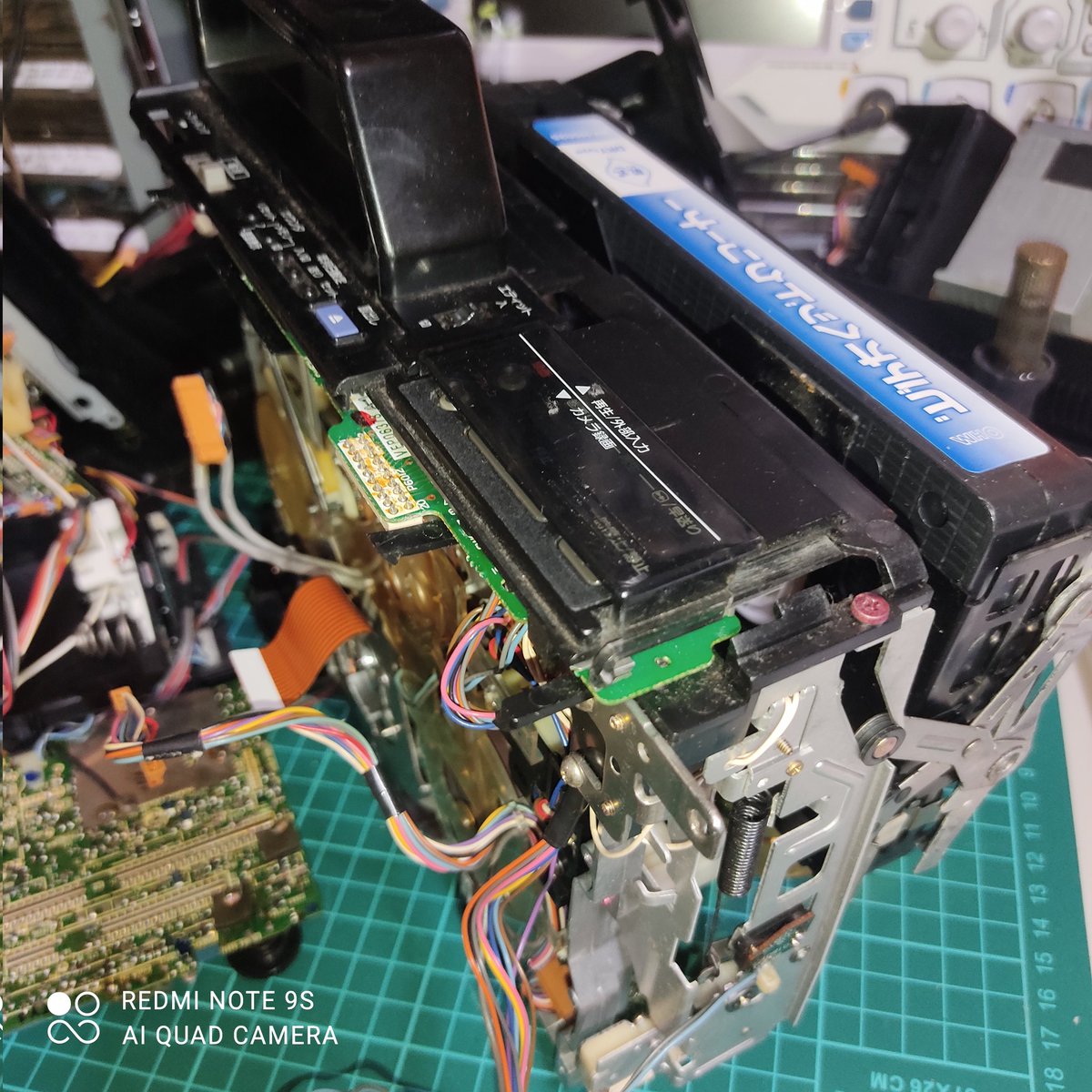 clva32's tweet photo. ついに分解できた、思い込みでゴムベルトかなって思ったけど、むしろ変えない方がいいかも。
渦滝条の溝をくるくる回したらがチャッと取れた、流石に嬉しすぎた。
けど直ったわけじゃない、まだ電源がすぐ落ちる、VHSが取り出せ内など、わからないことが大杉る https://t.co/dhmmz6KOwj