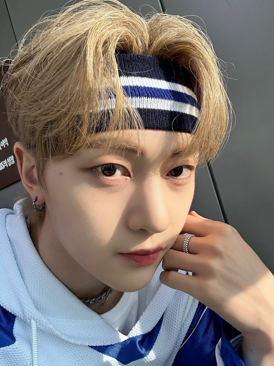 ZB1_official's tweet photo. _💌

오늘 편생 기억하는 날이 생겼습니다, 제로즈 덕분에~
여러분 다 보고 상상할 수 없는 만큼 큰 사랑 주셔서 울 본 했자나 😤 하지만 나는 오빠니까 안 울어! 
이 트로피 우리 제로즈처럼 항상 소중하게 챙길게요
사랑해요 ❤️

#SEOKMATTHEW #석매튜
#ZEROBASEONE #ZB1 #제로베이스원 https://t.co/TtIRcHiwKJ