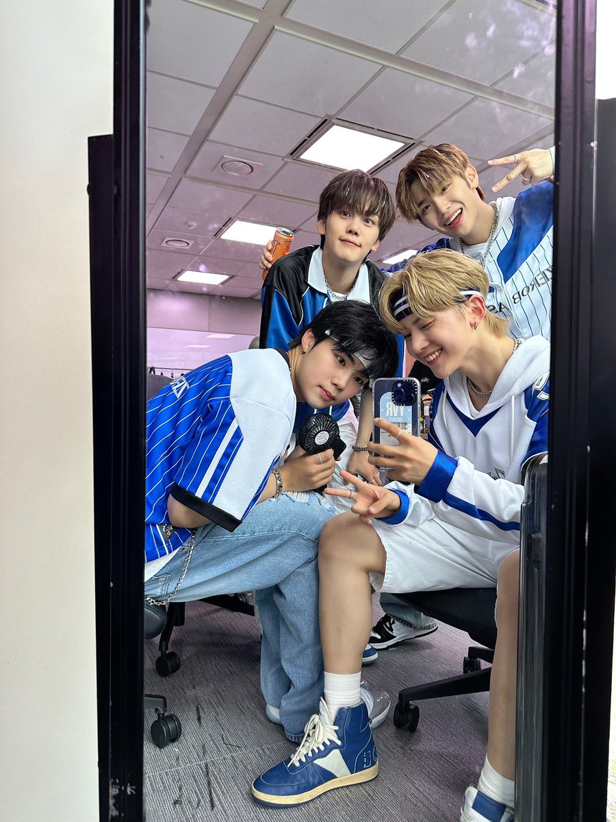 _💌

오늘 편생 기억하는 날이 생겼습니다, 제로즈 덕분에~
여러분 다 보고 상상할 수 없는 만큼 큰 사랑 주셔서 울 본 했자나 😤 하지만 나는 오빠니까 안 울어! 
이 트로피 우리 제로즈처럼 항상 소중하게 챙길게요
사랑해요 ❤️

#SEOKMATTHEW #석매튜
#ZEROBASEONE #ZB1 #제로베이스원