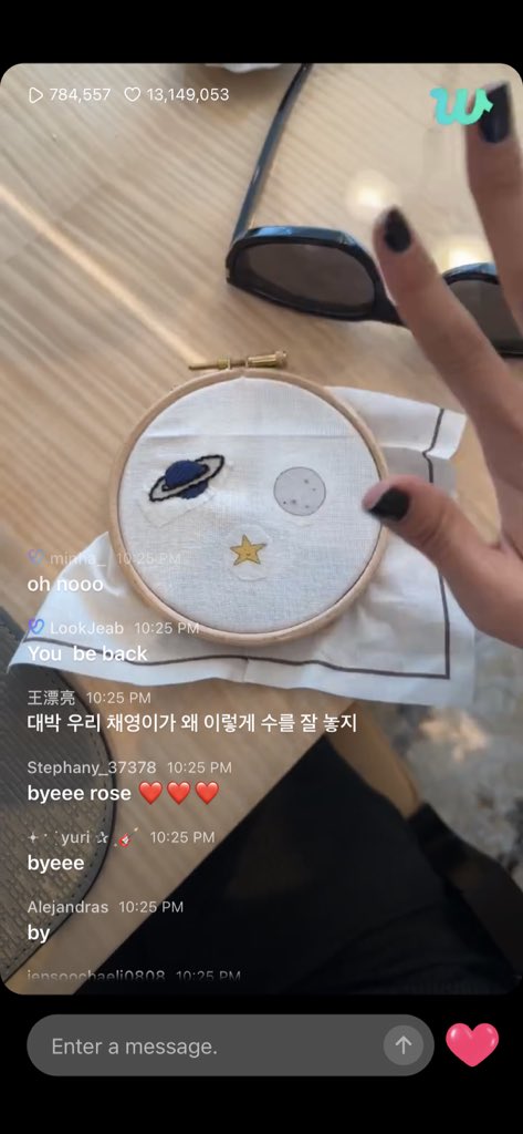 blackpinkpoca's tweet photo. THIS IS TOO CUTE 🥺 THANK U ROSIE DOR SPENDING UR TIME WITH US 

#ROSÉ WEVERSE LIVE https://t.co/rZovPgrAKK