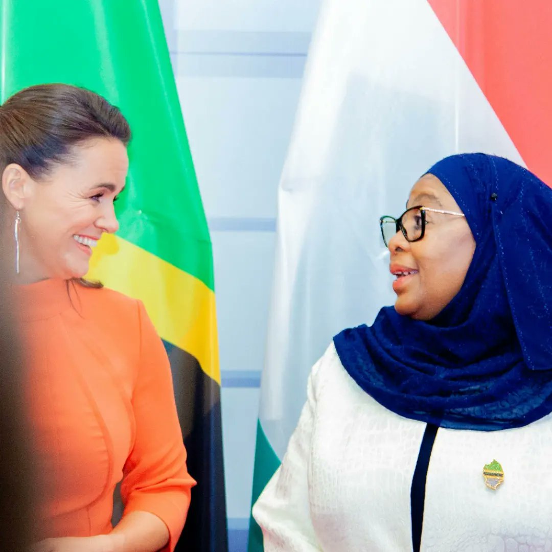 pichadunia's tweet photo. Rais wa Tanzania, Samia Suluhu Hassan leo akimpokea na kumkaribisha mgeni wake ambaye ni Rais wa Hungary, Katalin Novák alipowasili Ikulu jijini Dar es Salaam  ikiwa ni siku ya pili katika ziara yake nchini.

📸 na @pichadunia 
#pichadunia https://t.co/LDiVY833L8