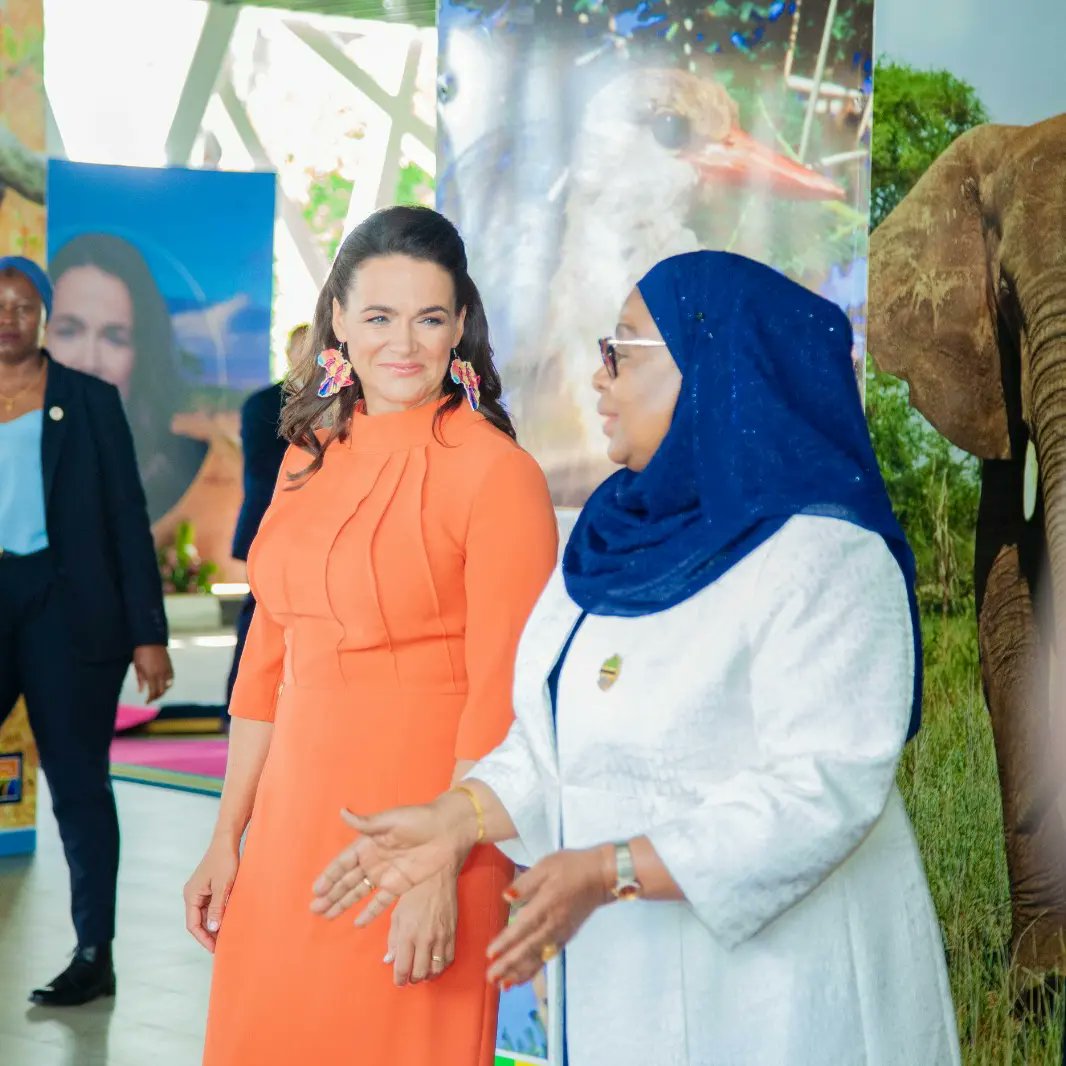 pichadunia's tweet photo. Rais wa Tanzania, Samia Suluhu Hassan leo akimpokea na kumkaribisha mgeni wake ambaye ni Rais wa Hungary, Katalin Novák alipowasili Ikulu jijini Dar es Salaam  ikiwa ni siku ya pili katika ziara yake nchini.

📸 na @pichadunia 
#pichadunia https://t.co/LDiVY833L8