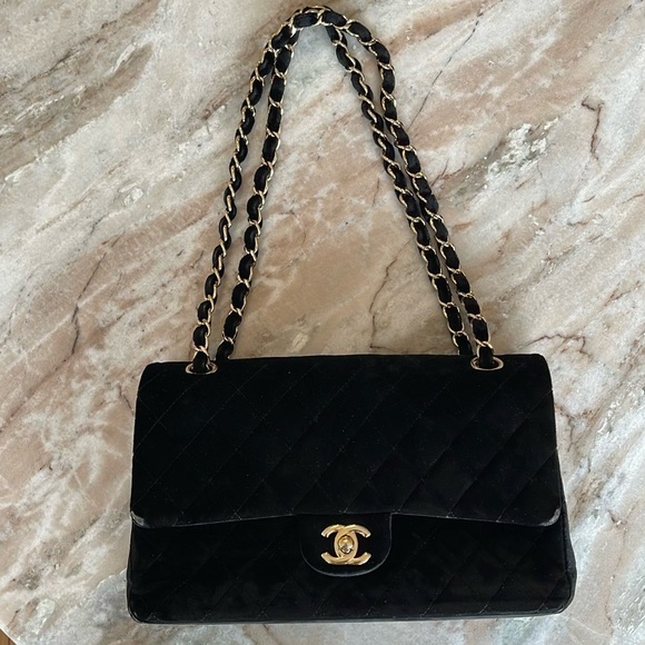 marciapsw's tweet photo. So good I had to share! Check out all the items I'm loving on @Poshmarkapp #poshmark #fashion #style #shopmycloset #chanel: https://t.co/Yc1pVvGsCc https://t.co/aDo6Hlngpu