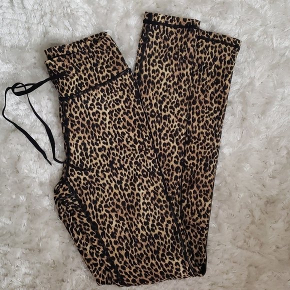Queenofcheesy's tweet photo. So good I had to share! Check out all the items I'm loving on @Poshmarkapp #poshmark #fashion #style #shopmycloset #theupside #everlane: https://t.co/WrlKE2yd22 https://t.co/S3rsMFlSSi