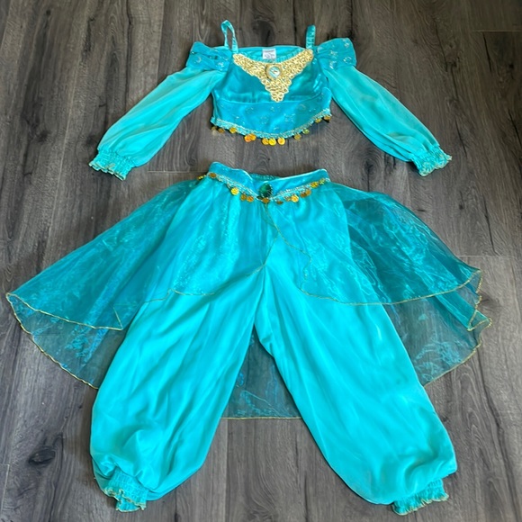 So good I had to share! Check out all the items I'm loving on <a href="/Poshmarkapp/">Poshmark</a> #poshmark #fashion #style #shopmycloset #focus2000 #beachsissi #disney: posh.mk/5XmYQ5YjxBb