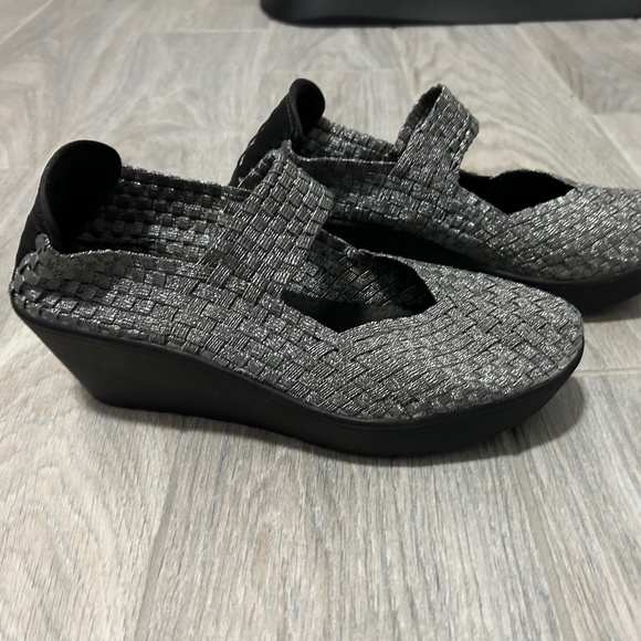 BSemanick's tweet photo. So good I had to share! Check out all the items I'm loving on @Poshmarkapp #poshmark #fashion #style #shopmycloset #stevemadden #tommyhilfiger #feat: https://t.co/IIqpCw4VLJ https://t.co/WmyEb1qott