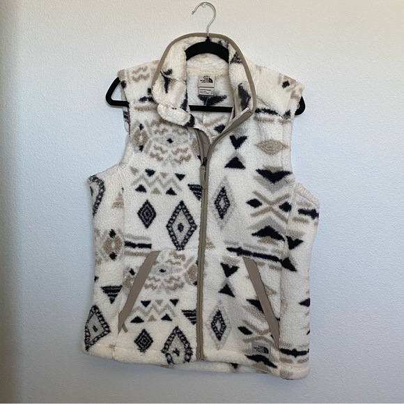 MetalGates8's tweet photo. So good I had to share! Check out all the items I'm loving on @Poshmarkapp #poshmark #fashion #style #shopmycloset #thenorthface #cos #yogalicious: https://t.co/Q6YcGQmxZk https://t.co/4LdiyUVXW6