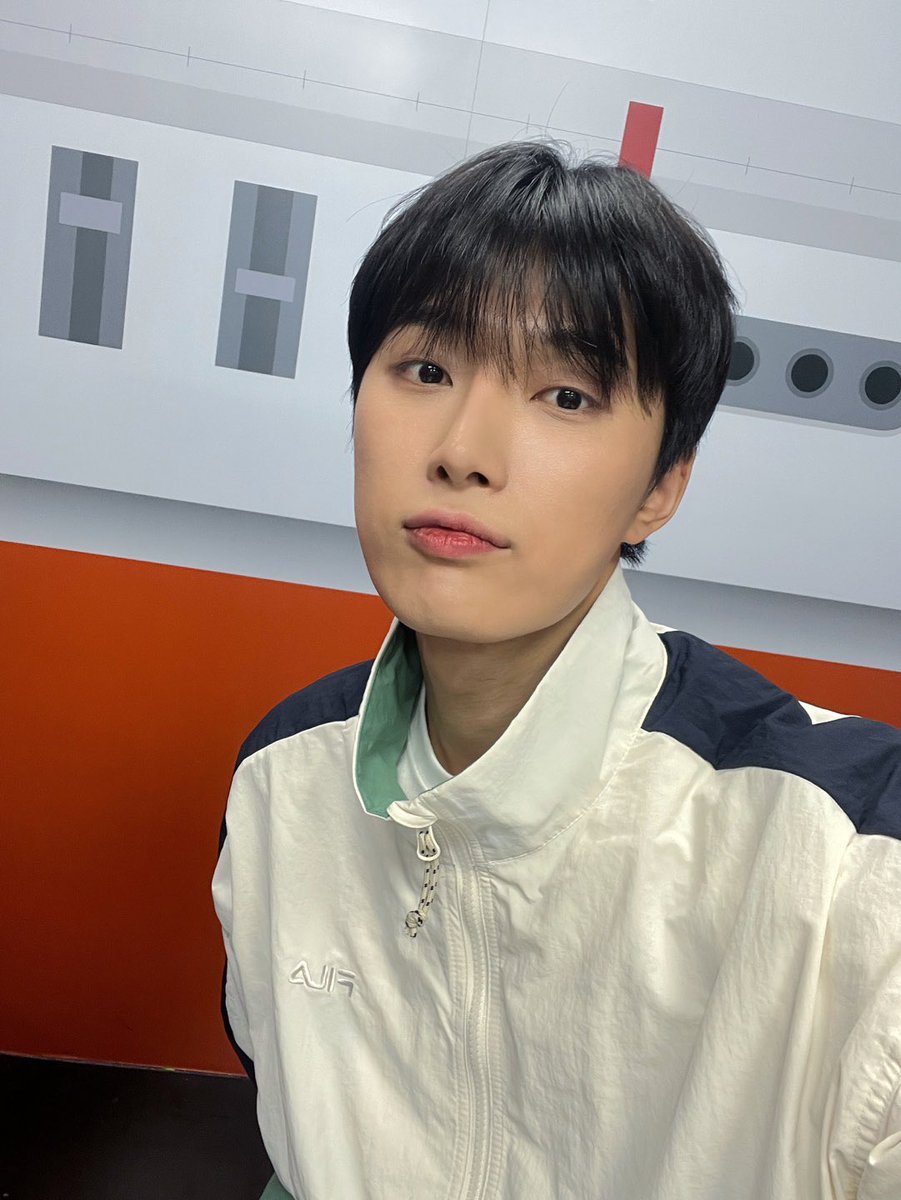 OmegaX_members's tweet photo. [#OX]

오늘도 씐나는 라디오😘

#OMEGA_X #오메가엑��
#재한 #JAEHAN https://t.co/aPKgllmxGG