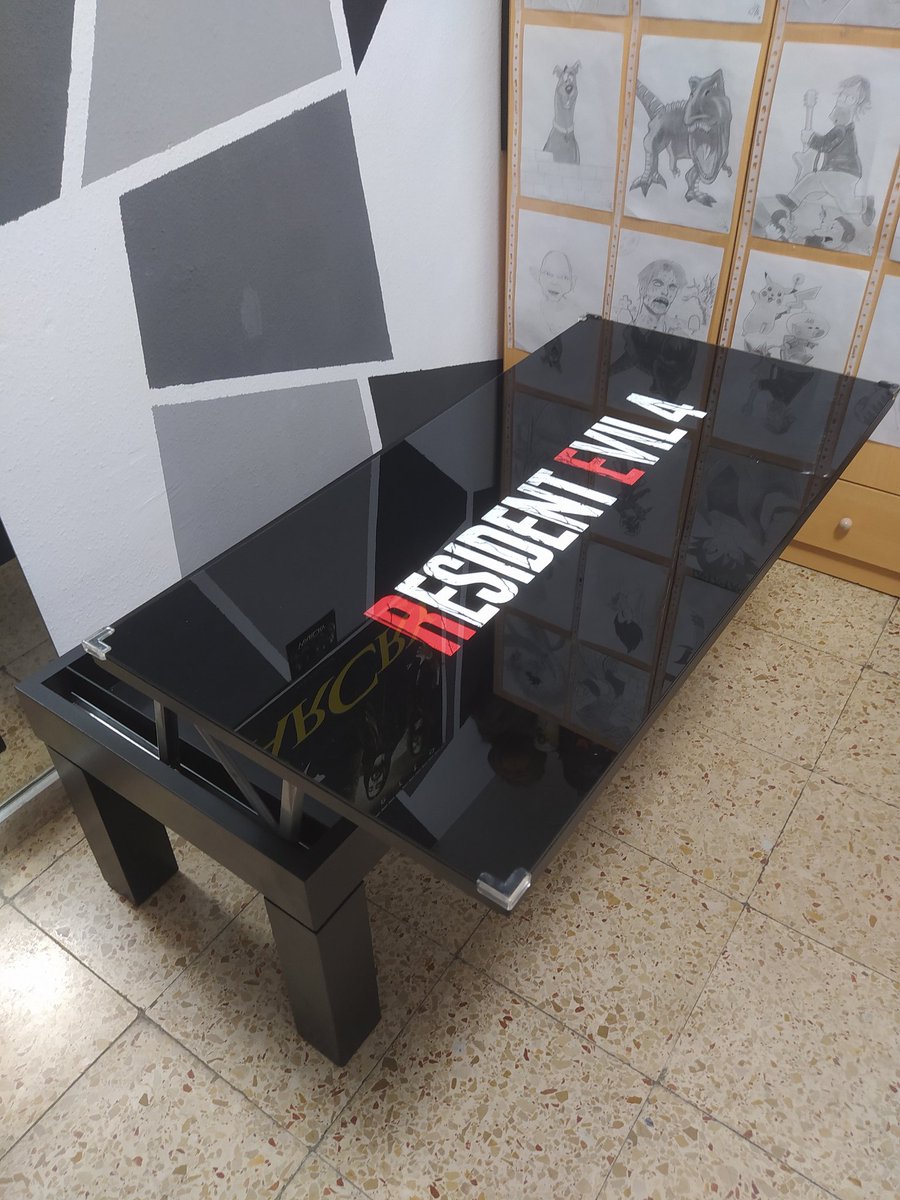 nunez_toscano's tweet photo. Si me ayudáis a compartir, para algún amante de Resident Evil, me urge venderla por falta de espacio, mesa restaurada y serigrafíada a mano, tapa de cristal con luces led. 
Última oferta 100€ . 
Recogida en Móstoles Madrid https://t.co/S3izI5jG5x