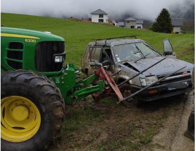 Un individu faisait du rodéo avec une voiture dans un champ cultivé ! 🤬L'agriculteur a rapidement agi et a transpercé la voiture pour la sortir du champ ! L'incivisme pousse à bout... 
#jaimelespaysans #agriculture #agriculteur #agricultrice
Source : Le Dauphiné