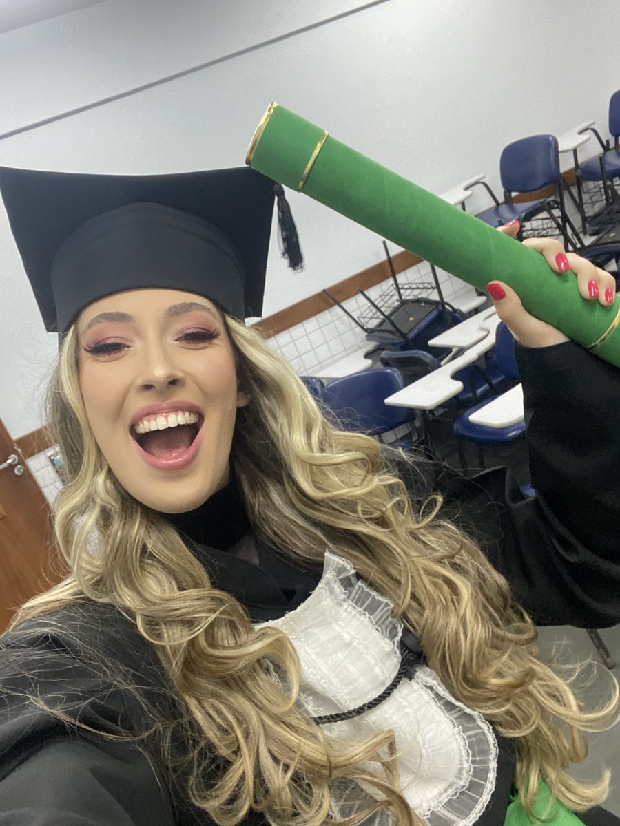 bellepassamani's tweet photo. formei 🥺🎓🙏💚👩‍🎓✅ https://t.co/EkTNonLEfG