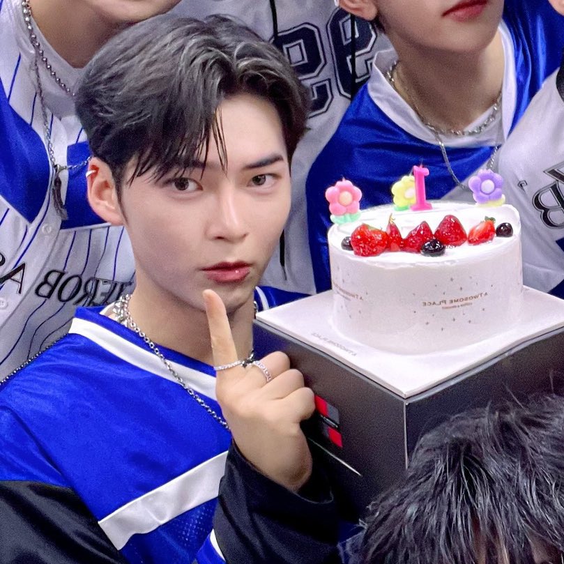 hommezip's tweet photo. @peritwinkIes tau udi belum makan jadi dibeliin kue #sosweet #bfgoals https://t.co/cwe3qhpjh2