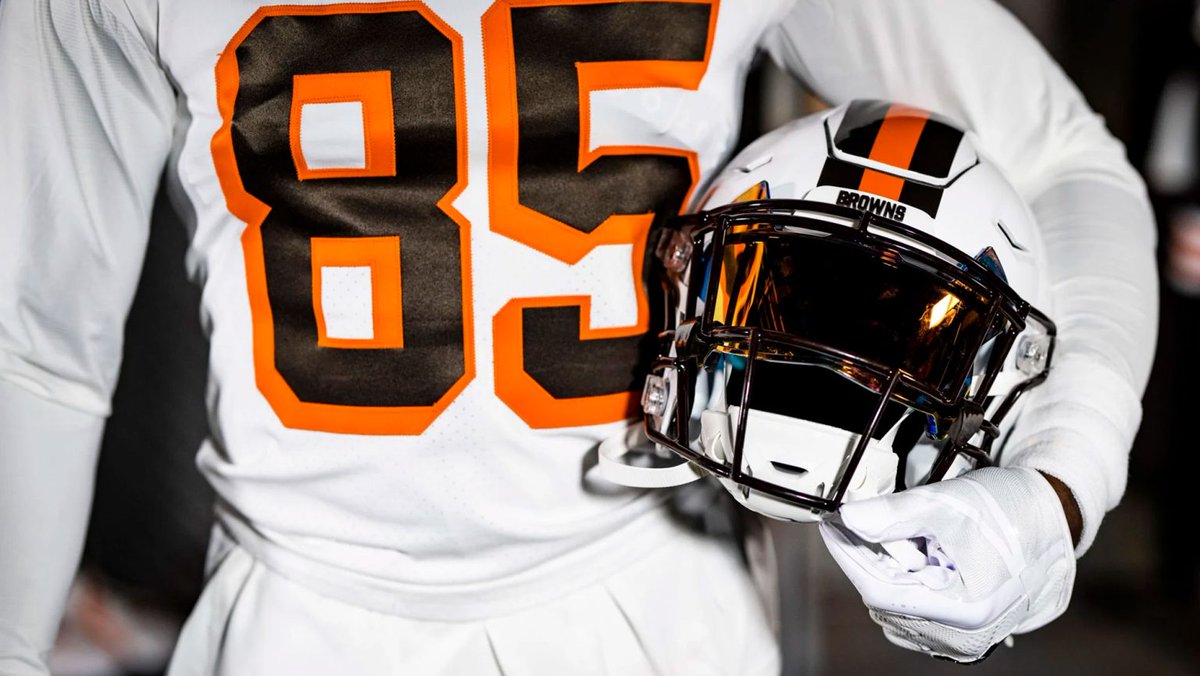 sportslogosnet's tweet photo. Cleveland Browns reveal new white helmet to be paired with 1946 throwbacks.

Check it out: https://t.co/NtMaNdC7So https://t.co/hNIEsQigHW