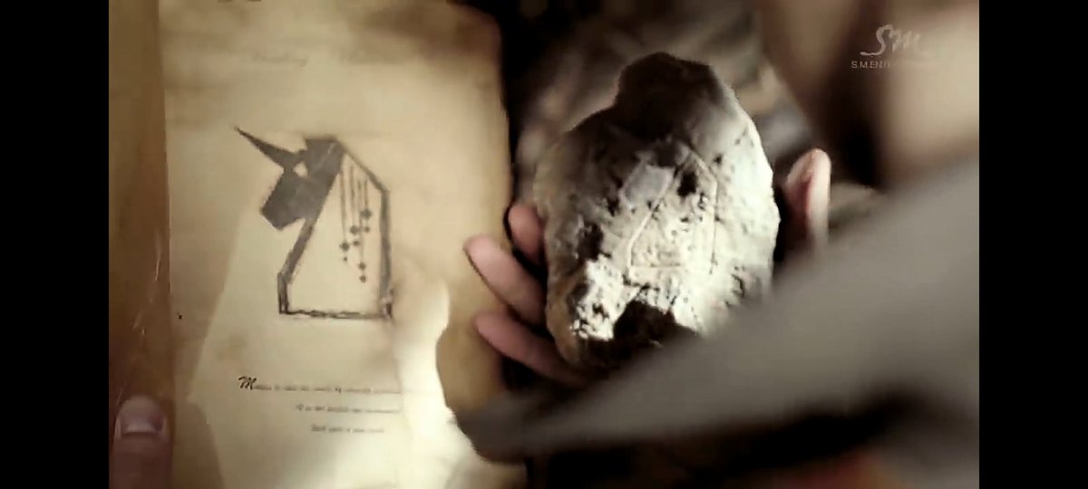 kimmyloey's tweet image. Teruss tuh ya
Jgn-jgn batu yg dipegang Chanyeol tuh batu dr #Exodeux 

Sama disitukan ada gambar bukunya Chanyeol, mungkin kuncinya yg ada di CBX 

ini lambang kuncinya matahari &amp;amp; bulan